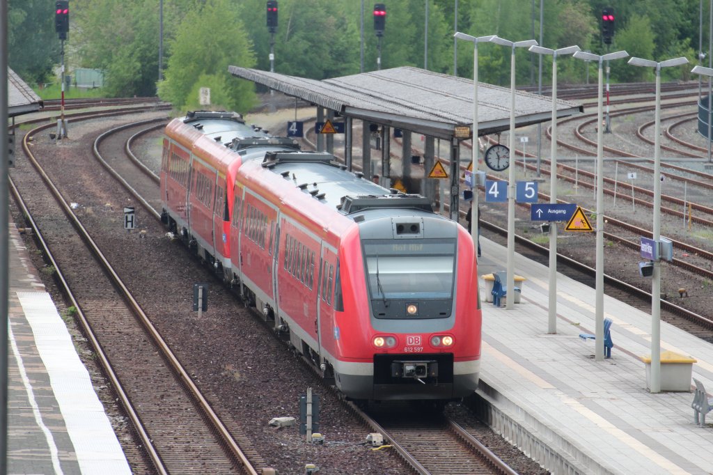 612 597 und 612 064 kamen als RE 3025/3005 aus Wrzburg Hbf beim Halt in Neuenmarkt-Wirsberg, ab hier fahren die beiden Triebwagen getrennte Wege. Der erste Triebwagen fhrt als RE 3025 nach Hof Hbf und der zweite Triebwagen fhrt als RE 3005 nach Bayreuth Hbf. 20.05.2013