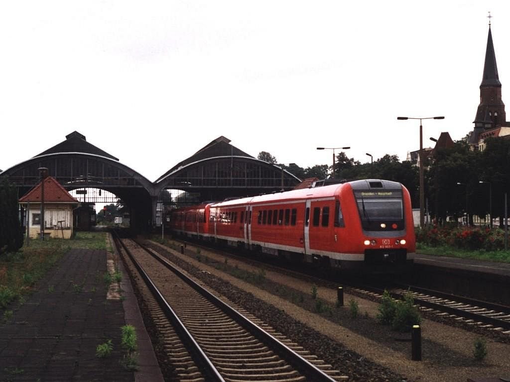 612 603-1/612 103-2 und 612 110-3/612 610-6 mit RE 17008 Zgorzelec (Polen)-Dresden Neustadt auf Bahnhof Grlitz am 22-7-2005. Bild und scan: Date Jan de Vries. 