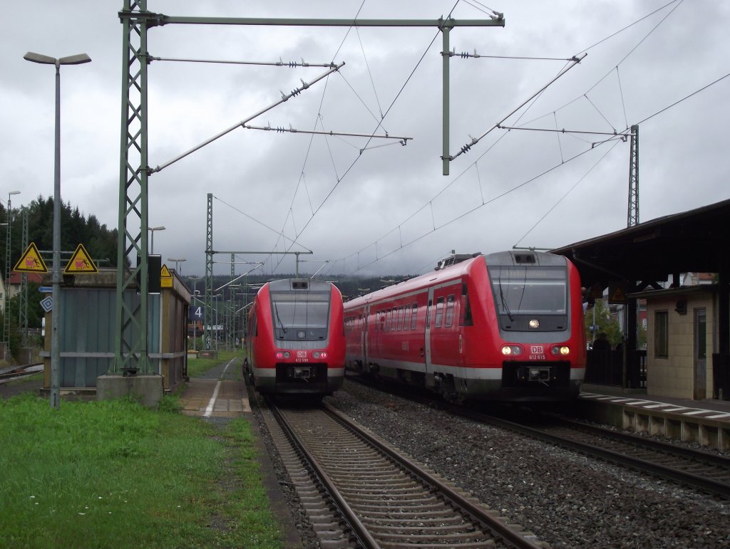 612 615 und 612 598 treffen sich am 27. August 2011 als RE nach Lichtenfels und als RB nach Hochstadt-Marktzeuln auf Gleis 3 und 4 in Kronach.