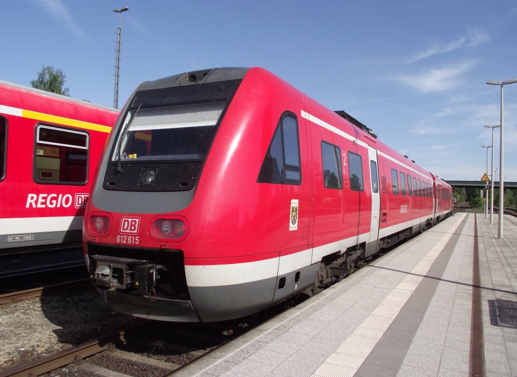 612 615  Landkreis Kronach  hat am 7. Mai 2011 als RE aus Hof Hbf den Bahnhof Neuenmarkt-Wirsberg auf Gleis 5 erreicht.