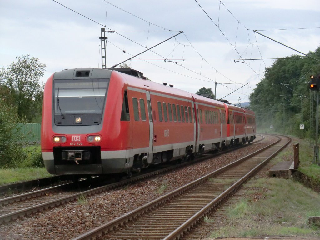 612-622 rast am 16.9.10 mit einer Schwestermaschine als RE 3336 Mainz - Saarbrcken durch Oberlinxweiler seinem nchsten Halt Ottweiler (S) entgegen.