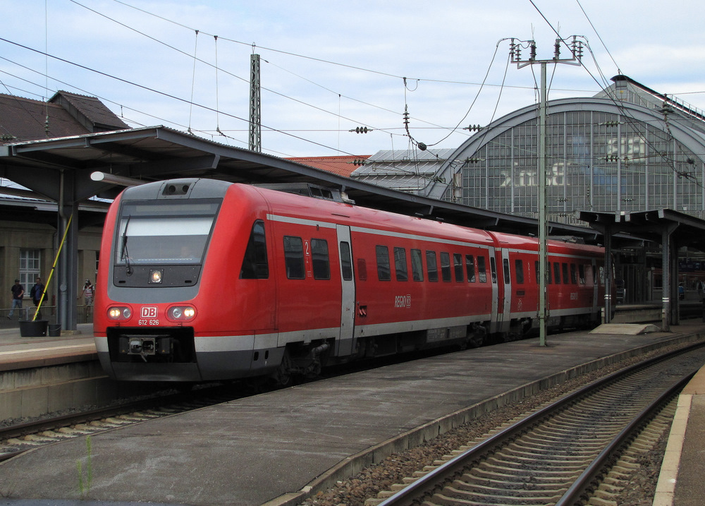 612 626 kommt hier mit einer Leerfahrt durch den Bahnhof von Karlsruhe Hbf gefahren. 12.08.2010 