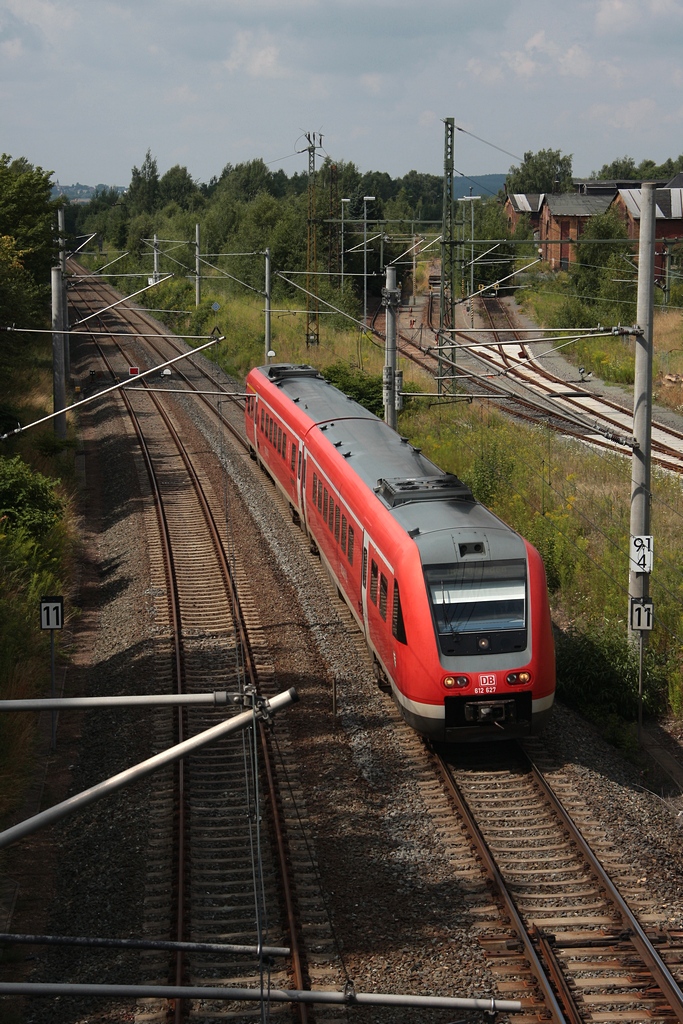 612 627/127 als IRE3085 bei Einfahrt in Reichenbach ob. Bf am 04.08.2010. Wegen Bauarbeiten an der Göltzschtalbrücke fahren die Züge zwischen Netzschkau und Reichenbach z. Z. auf dem Gegengleis. Rechts die Zufahrt zum eh. Bw Reichenbach, heute sind 3 Gleisstummel zum Abstellen für Loks zum Umspannen von E auf V ausreichend, die 3 Rundhäuser und die eh. V5-Halle haben keinen Gleisanschluß mehr.