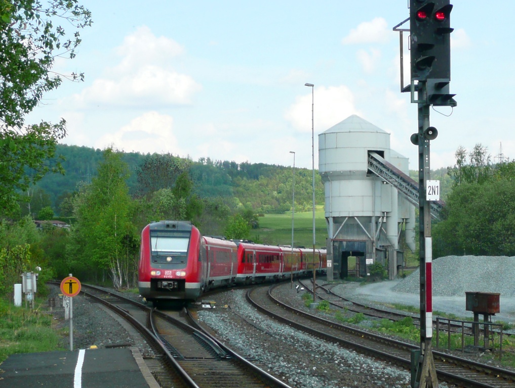 612 653 fhrt auf dem Weg nach Wrzburg am 11.5.11 in Untersteinach ein. Links zweigt die Nebenbahn nach Stadtsteinach ab, die als eine der letzten in Oberfranken noch von Gterzgen befahren wird. 