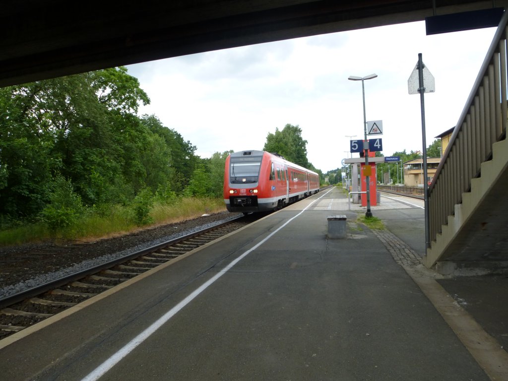 612 654 durchfährt hier als IRE nach Nürnberg Hbf den Bahnhof von Oberkotzau, 11.Juli 2013.





