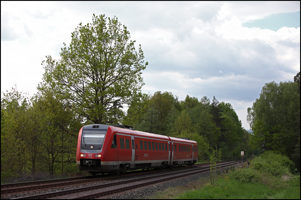 612 655 ist als RE nach Hof Hbf unterwegs. (22.05.2010)