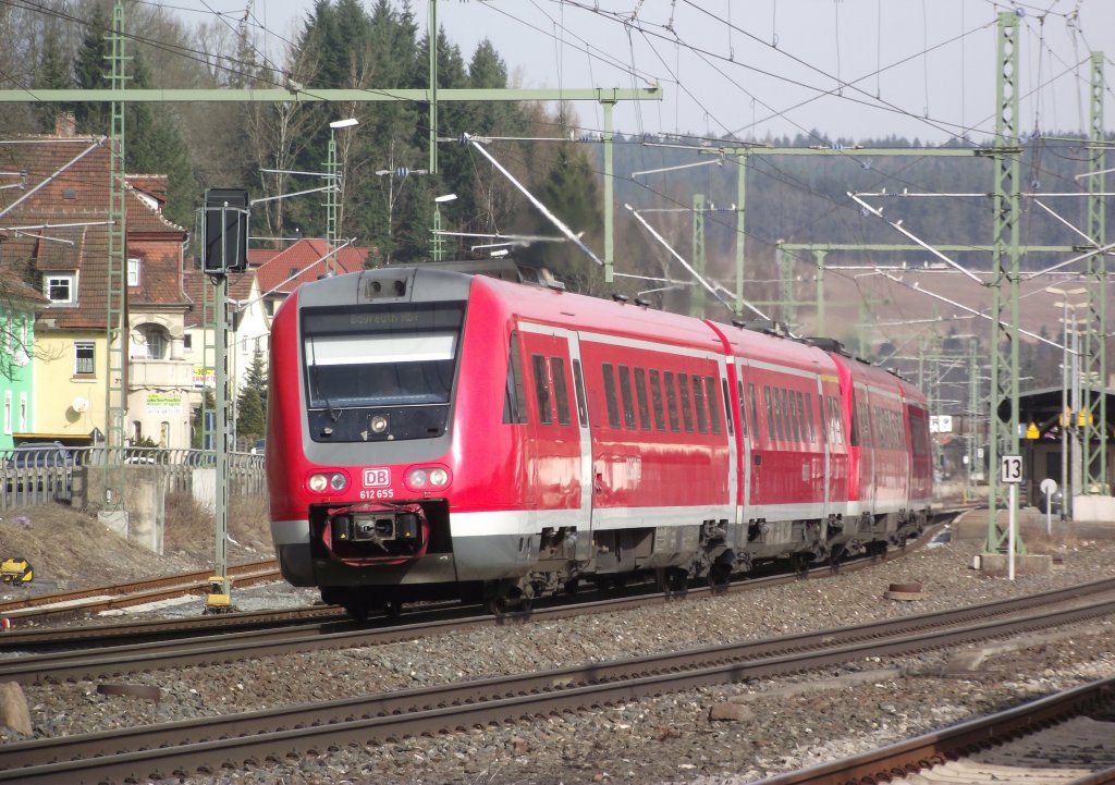 612 655 und ein weiterer 612er verlassen am 12. Mrz 2011 als RE nach Bayreuth Hbf den Kronacher Bahnhof ber Gleis 3.