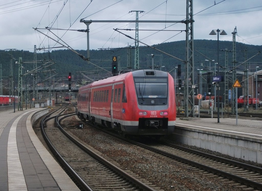 612 656 verl�sst am 7.April 2012 als RE nach Jena Saalbahnhof den Bahnhof Saalfeld(Saale).