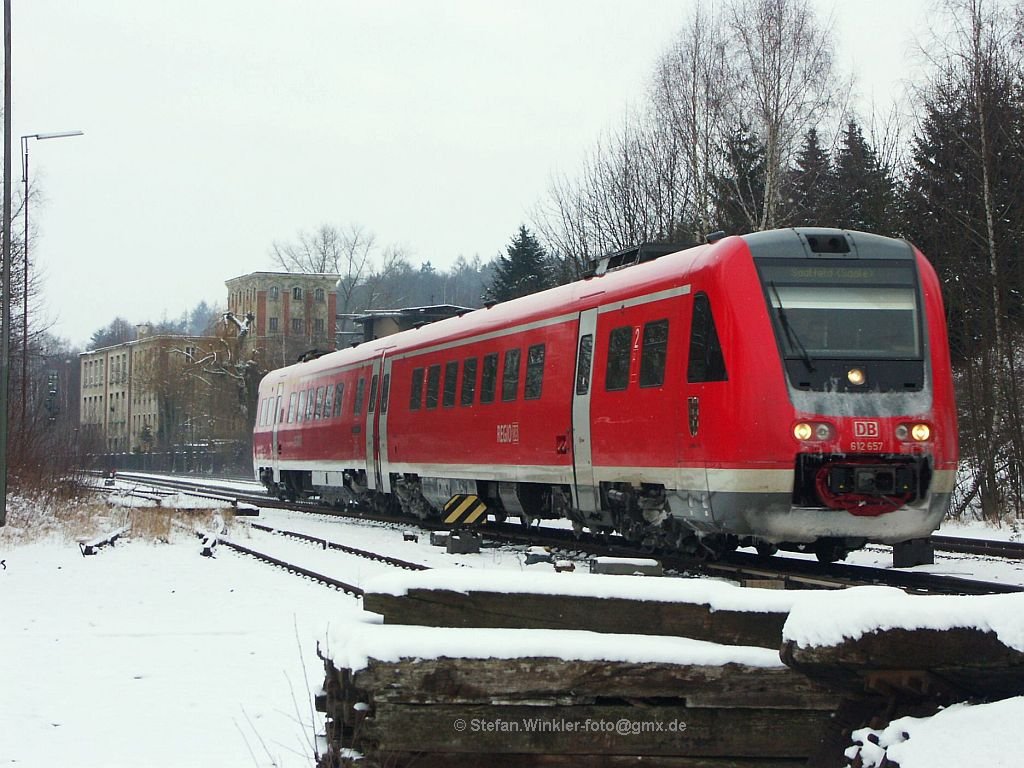 612 657 durchfhrt in der 1. KW 2010 den Bahnhof Oberkotzau. Winterliche Spuren zeugen von dem kalten Einsatztag.
