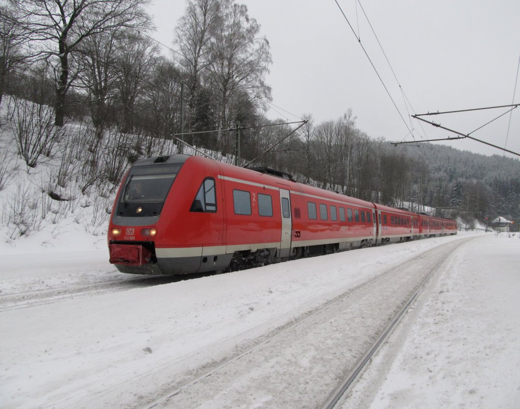 612 668 (Franken-Sachsen-Express) und ein weiterer 612er erreichen am 28. Dezember 2010 als RE nach Bayreuth den Bahnhof Ludwigsstadt auf Gleis 3.