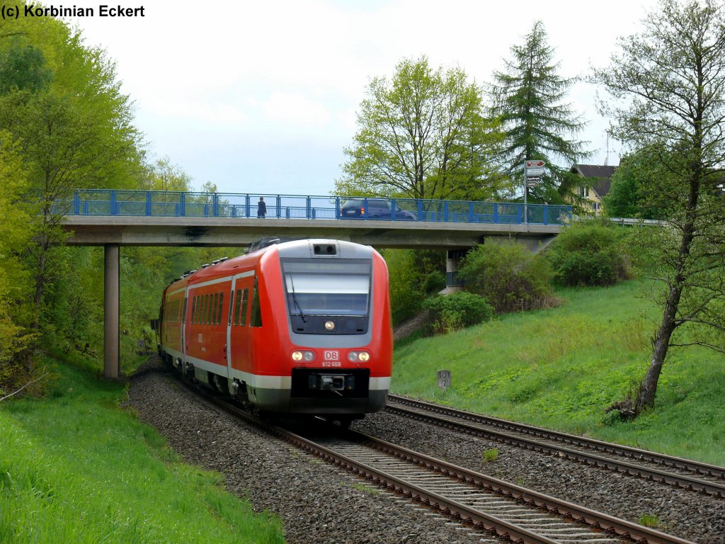 612 688 und zwei Schwestermaschinen als Franken-Sachsen Express unterwegs nach Dresden bei der Durchfahrt durch Immenreuth, 12.05.2010
