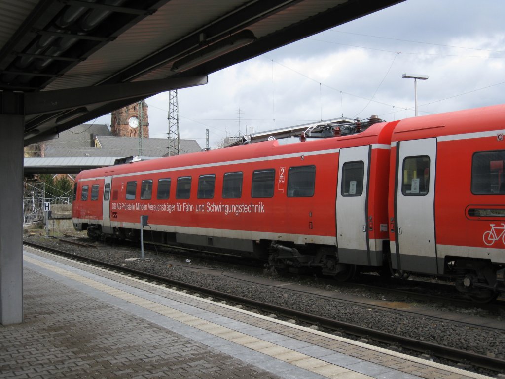 612 902 (Regioswinger) nicht unterwegs auf der Strecke, sondern fr die DB AG Minden als Versuchstrger fr Fahr- und Schwingungstechnick im Bahnhof Gieen am 01.03.2010. Die Besonderheit: ber Tr 2 ist ein Stromabnehmer angebracht.