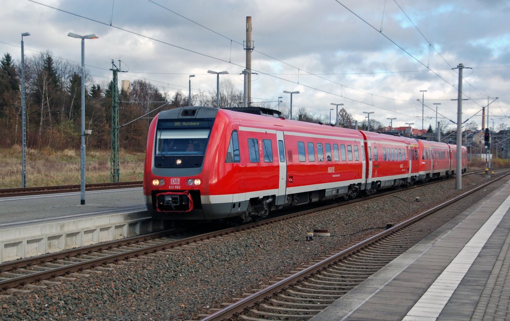612 982 fhrt am 13.11.10 einen IRE Dresden - Nrnberg durch Reichenbach(Vogtland).
