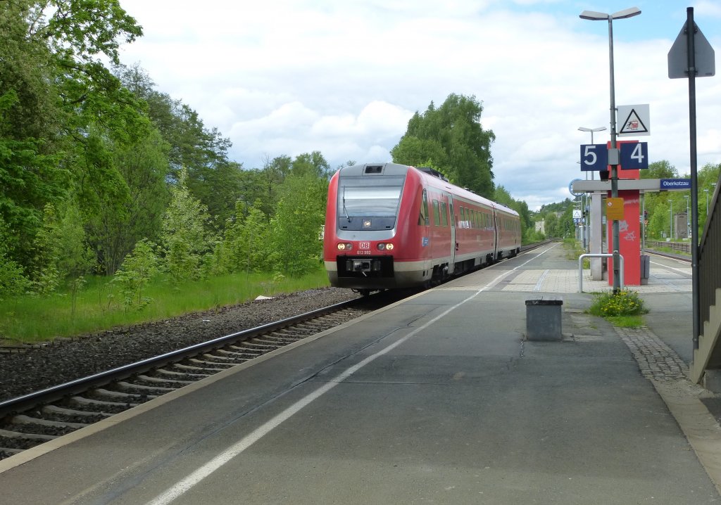 612 992 durchfährt hier als RE von Hof Hbf nach Nürnberg Hbf den Bahnhof von Oberkotzau, 21.Mai 2013.