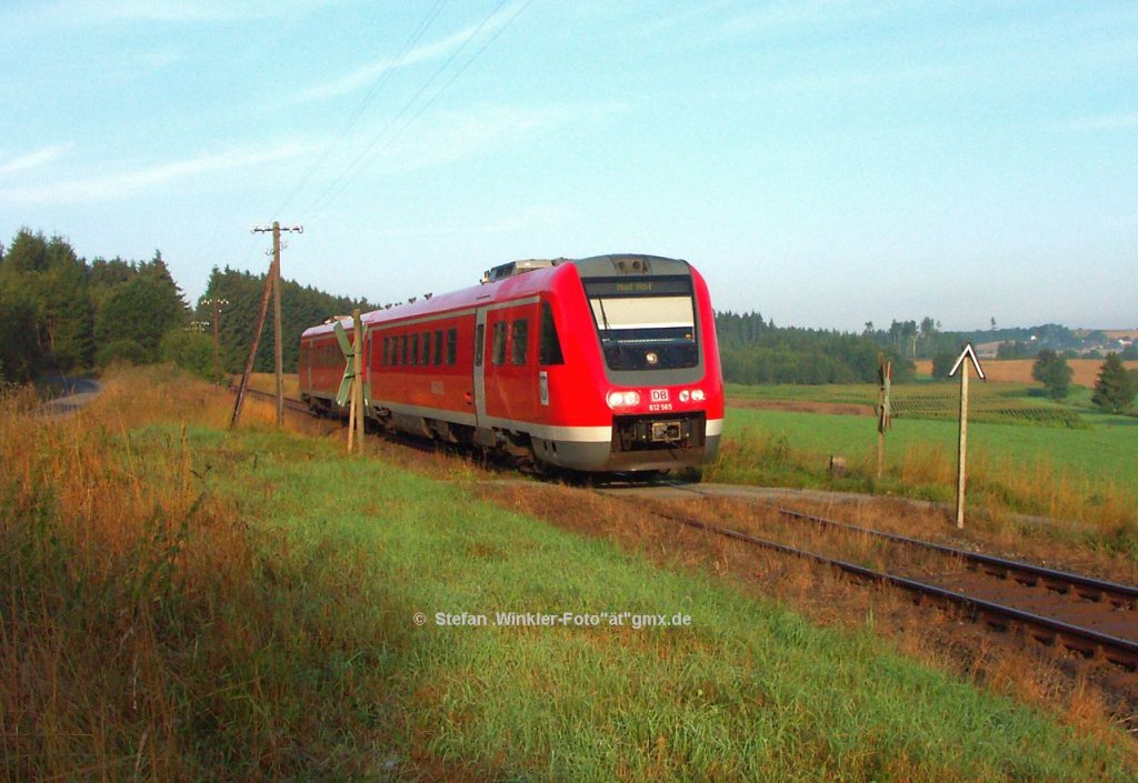 612565 mit dem  kurz nach 7 -Zug  am Morgen Richtung Hof. Aufnahme zwischen Stegenwaldhaus (Bedarfshalt) und Köditz, 10.08.2010.
