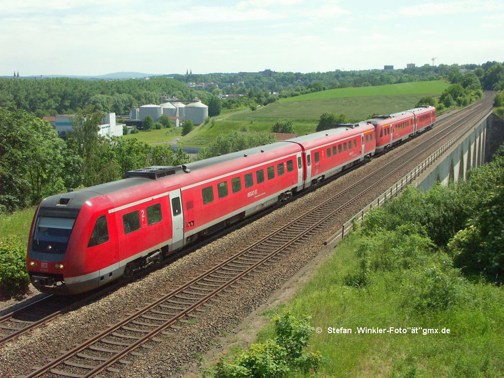 612er Doppeleinheit Richtung Sachsen hat soeben die Saale berquert und fhrt aus dem Hofer Stadtgebiet weg. Links geht der Blick ber die Trme der Saalestadt bis zum Kornberg.