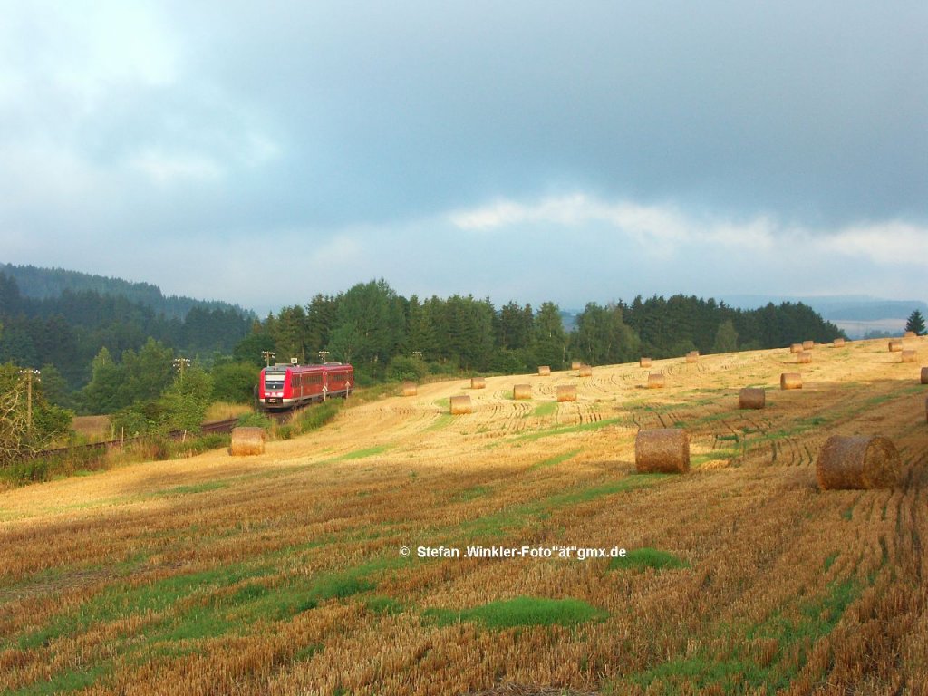 612er mit dem  kurz nach 7 -Zug  am Morgen Richtung Hof. Aufnahme vor Selbitz von Naila kommend, August.2010.
