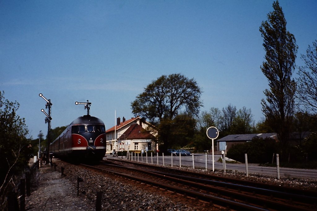 612er verlt Mitte der 1970er Jahre Lindaunis in Richtung Kiel, um kurz darauf auf der Klappbrcke die Schlei zu berqueren.