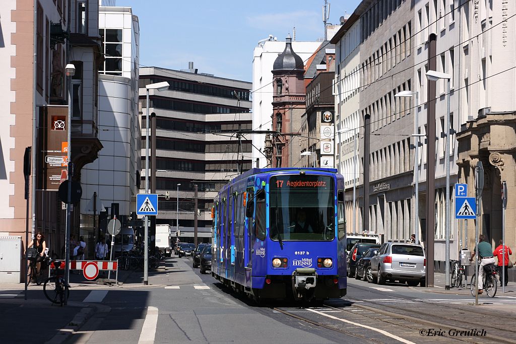 6137 war am 28.06.2011 auf ihrer Stammlinie  17  unterwegs am Schauspielhaus von Hannover.