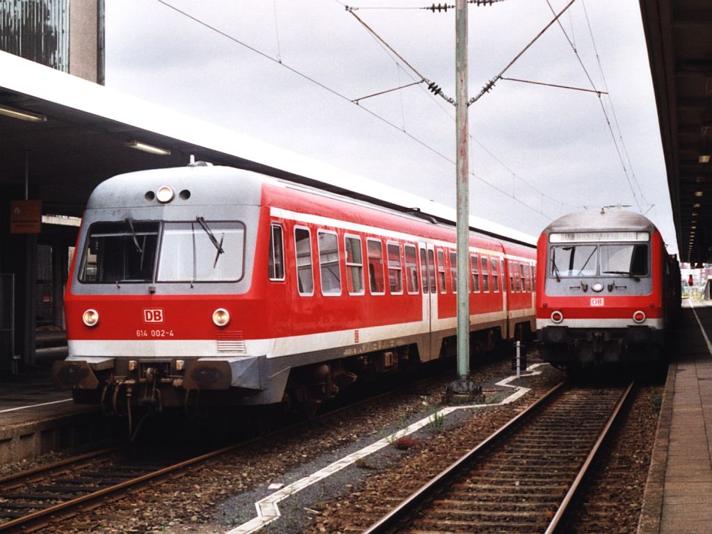 614 002-4, 914 025-2 und 614 001-6 mit RB 24658 Braunschweig Hauptbahnhof-Gttingen Hauptbahnhof auf Braunschweig Hauptbahnhof am 23-7-2005. Bild und scan: Date Jan de Vries.