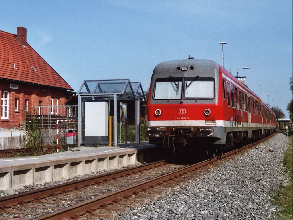 614 002-4/914 025-2/614 001-6 mit RB Nieuweschans-Leer auf Bahnhof Weener am 4-5-2006. Hier fahren heute nur noch moderne Stadler-Triebwagen von Arriva. Bild und scan: Date Jan de Vries. 