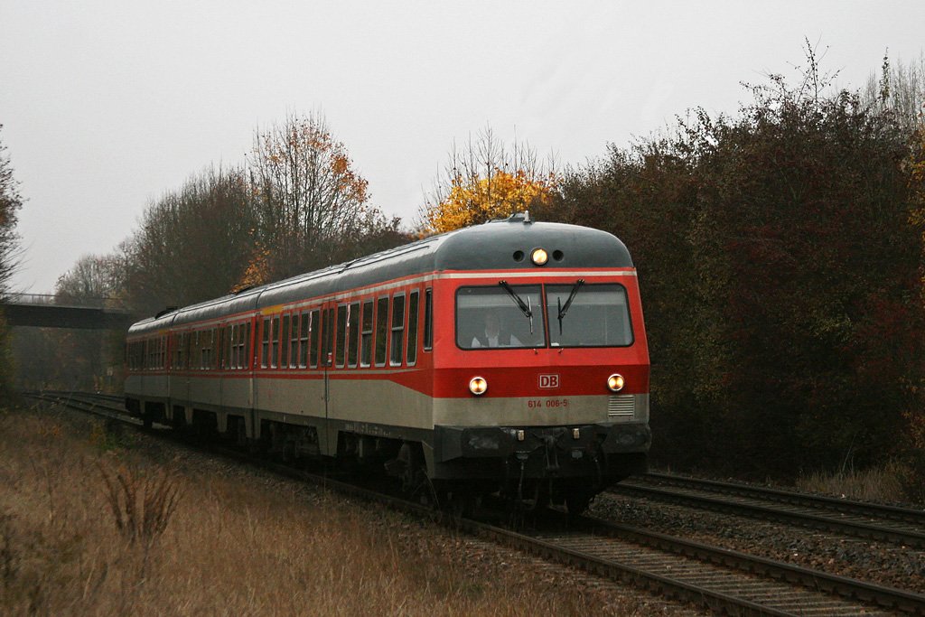 614 005/006 als Ersatz fr einen 610 als RE 3559 bei Sulzbach-Rosenberg Htte. Aufgenommen am 06.11.2009.