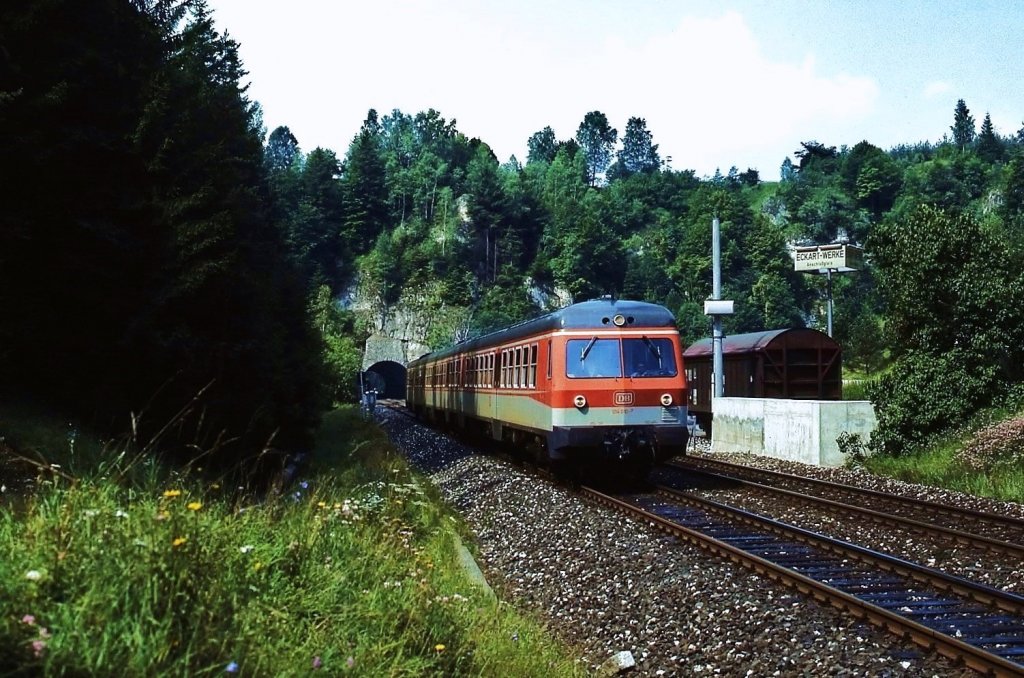 614 010-7 fhrt im Juli 1985 im Bahnhof Velden (b. Hersbruck) ein