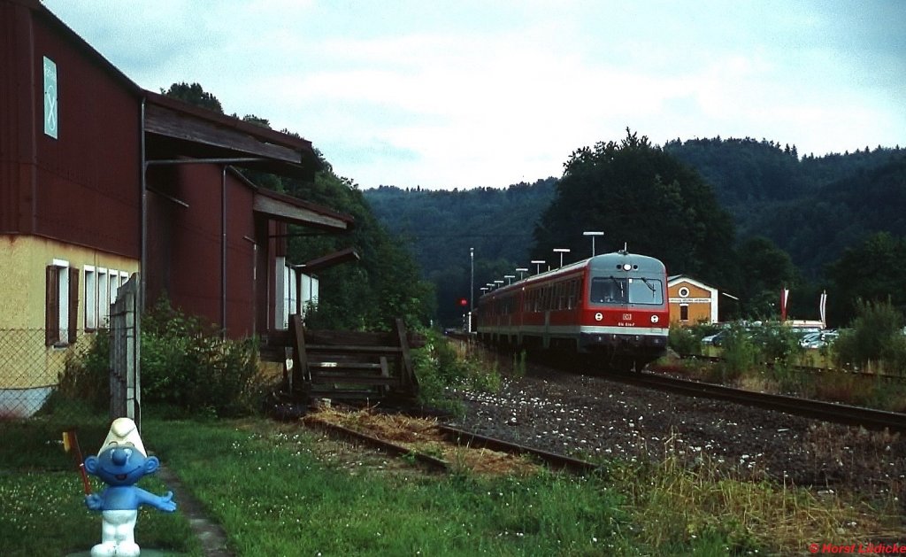 614 014-7 verlt im Juli 2002 den Bahnhof Vorra (und nicht etwa Schlumpfhausen, wie man angesichts des freundlichen jungen Mannes links im Vordergrund vermuten knnte)