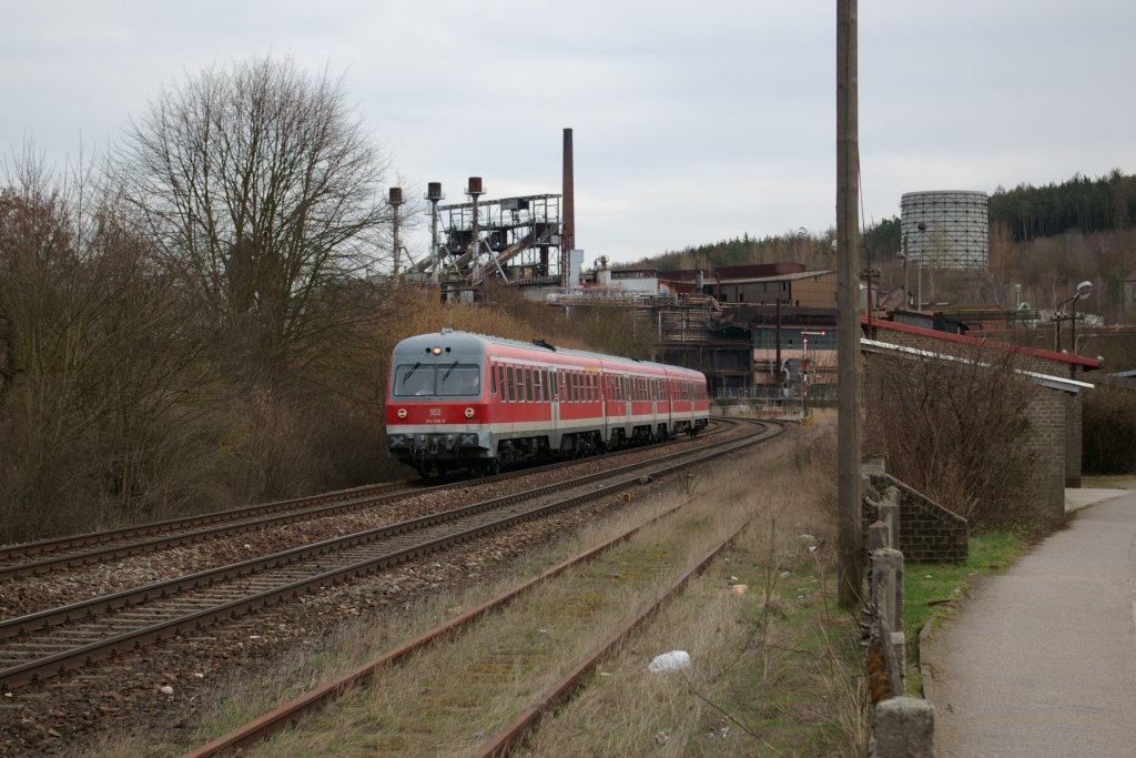 614 039+040 als RE Schwandorf-Nrnberg am 30.03.2010 vor der Kulisse der stillgelegten Maxhtte in Sulzbach-Rosenberg.