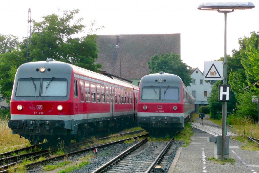 614 051 und 614 084 in Markt Erlbach am 2.7.08:
Vier Triebwagen bernachteten in Markt Erlbach und wurden aud den Abstellgleisen rangiert. Am nchsten Morgen kam ein fnfter 614er als Leerzug an und fuhr um 5.08 Uhr als erste RB nach Frth zurck. 