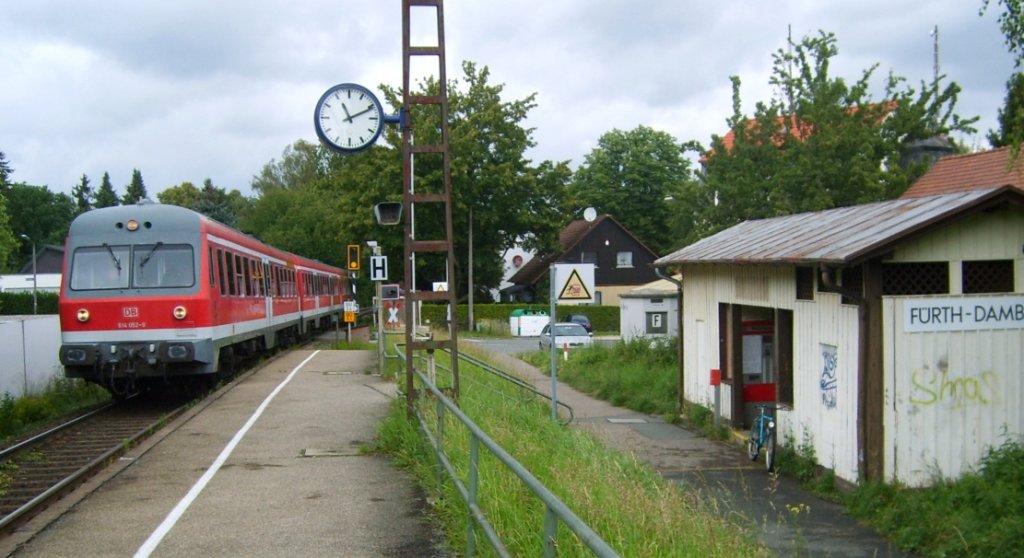 614 052 fhrt am 5.7.07 als RB nach Cadolzburg in den Haltepunkt Frth-Dambach ein. hnlich sahen die meisten Stationen der Rangaubahn vor der Modernisierung im Sommer 2008 aus. Die 614er Triebwagen wurden Ende 2008 durch die neue Baureihe 648 ersetzt.
