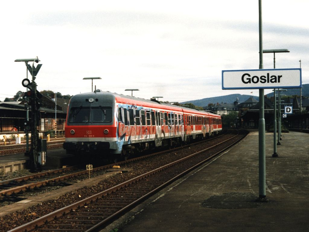 614 066-9/614 065-1 mit RB 5868 Halberstadt-Gttingen auf Bahnhof Goslar am 17-10-1997. Bild und scan: Date Jan de Vries.