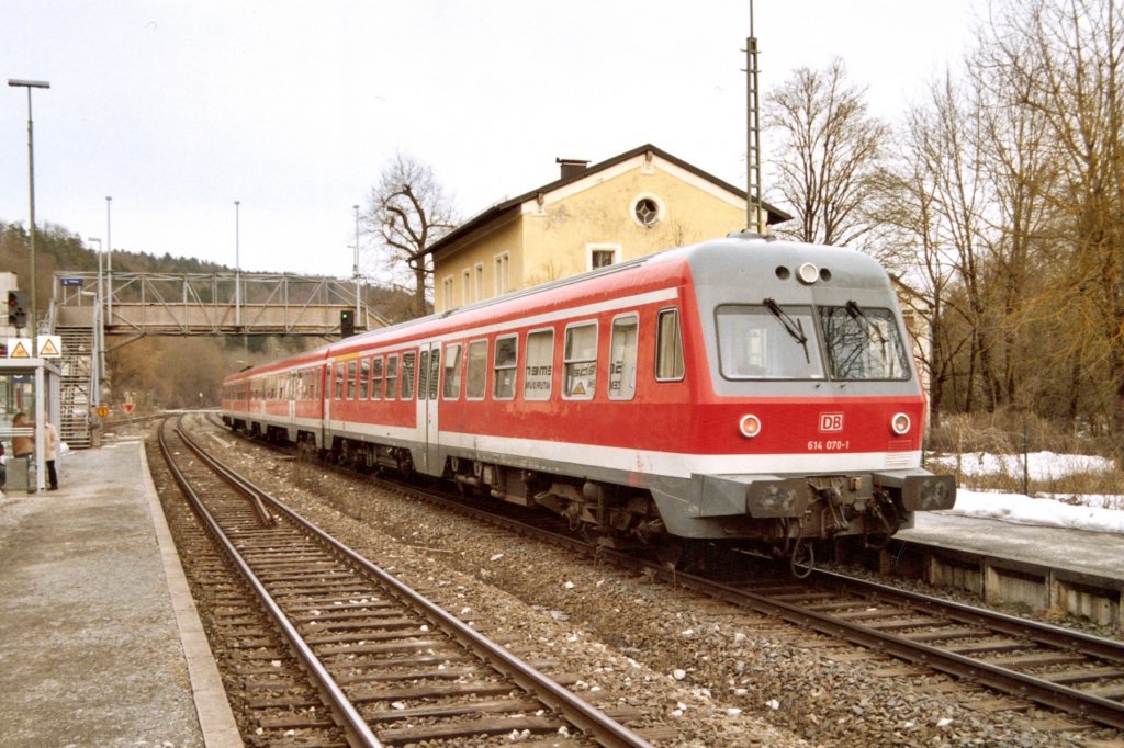614 069+070 als RB von Nrnberg nach Neukirchen (bS-R) am 24.03.2006 in Hartmannshof.Nach dem Ausbau des Bahnhofs Hartmannshof zur Endstation der S 1 sieht heute nichts mehr so aus wie auf dem Foto.Neben der fr die S-Bahn notwendigen Elektrifizierung wurde die im Hintergund sichtbare Fugngerbrcke  durch eine Unterfhrung ersetzt und die Bahnsteige wurden erhht.gescantes Foto