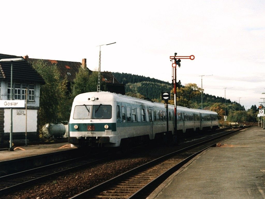 614 082-4 mit RB 3529 G�ttingen-Braunschweig auf Bahnhof Goslar am 17-10-1997. Bild und scan: Date Jan de Vries.
