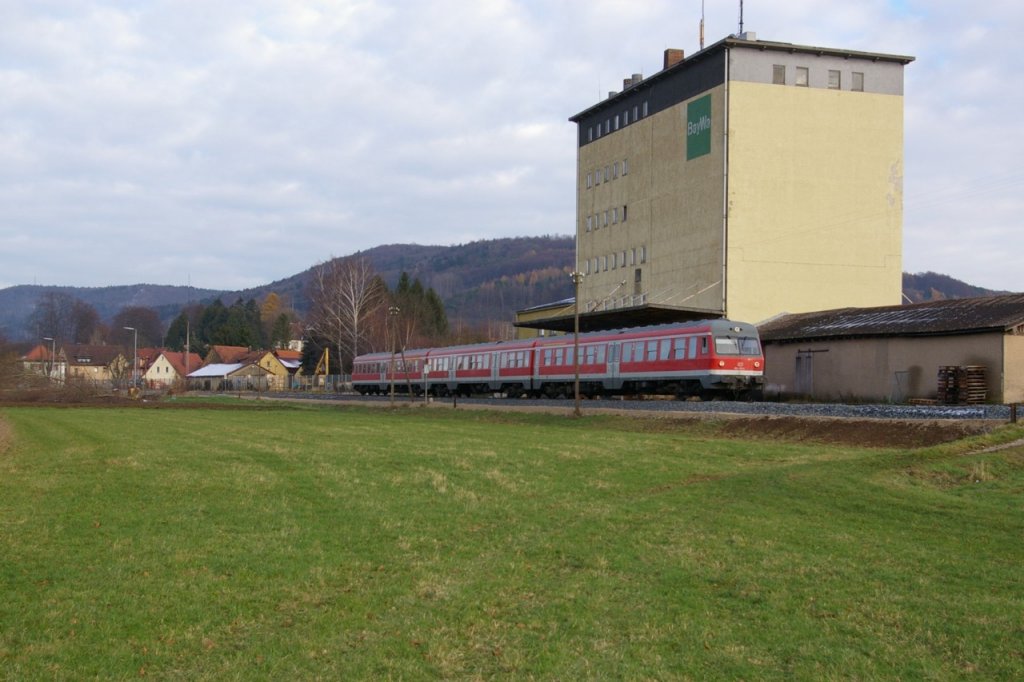 614 083+084 fhrt am 27.11.2008 als RB nach Forchheim in Pretzfeld am Lagerhaus einer in Bayern weitverbreiteten Landwirtschaftlichen Handelsgesellschaft vorbei.