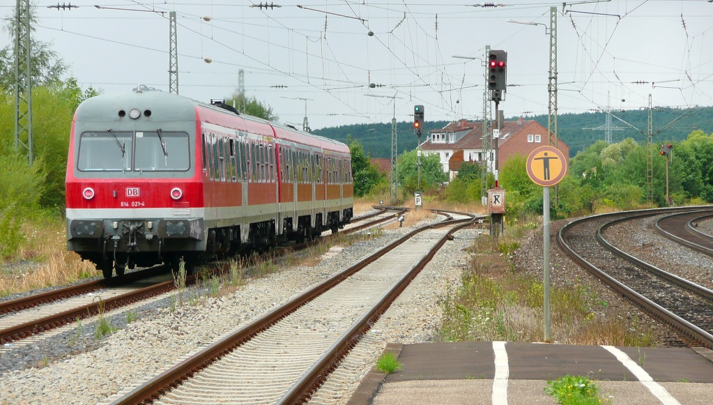 614021 fhrt am 4.8.08 in Siegelsdorf ab. Das linke Gleispaar fhrt nach Markt Erlbach und das rechte nach Wrzburg. 