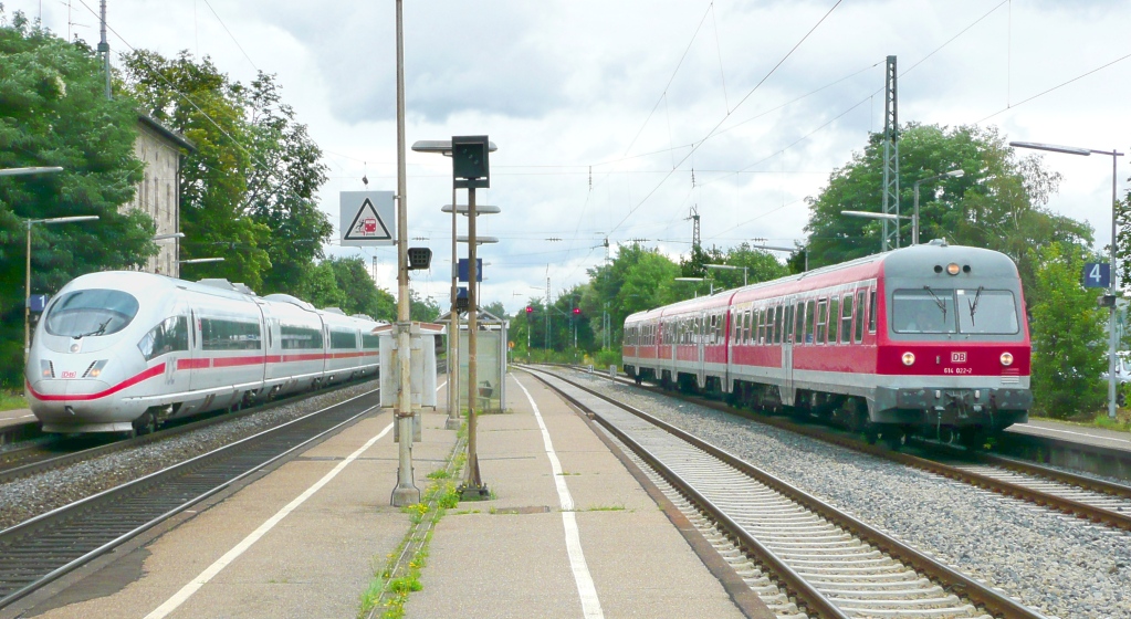 614022 steht als RB nach Markt Erlbach abfahrbereit in Siegelsdorf. Aus Frth ist schon der nchste Zug eingetroffen, nmlich der ICE Richtung Wrzburg. (4.8.08, Blick Richtung Osten)