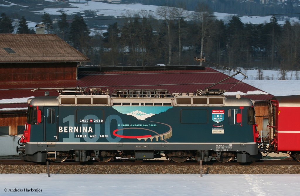 619  100 Jahre Berninabahn  der Rhb mit dem RE 1240 (Scuol-Tarasp-Disentis/Muster) bei Ilanz 14.2.10