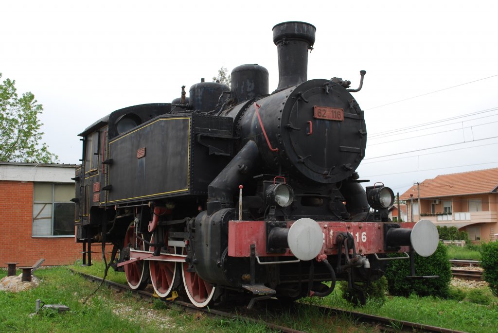 62 116 am 27.04.11 auf dem Denkmalssockel am Bahnhof Lapovo. Die 116 ist ein kroatischer Nachbau von Djuro Djakovic nachdem sich die Originalloks aus den USA in Jugoslawien sehr bew�hrt haben. Noch heute sind einige dieser Maschinen bei Werksbahnen im ehem. Jugoslawien im Einsatz.