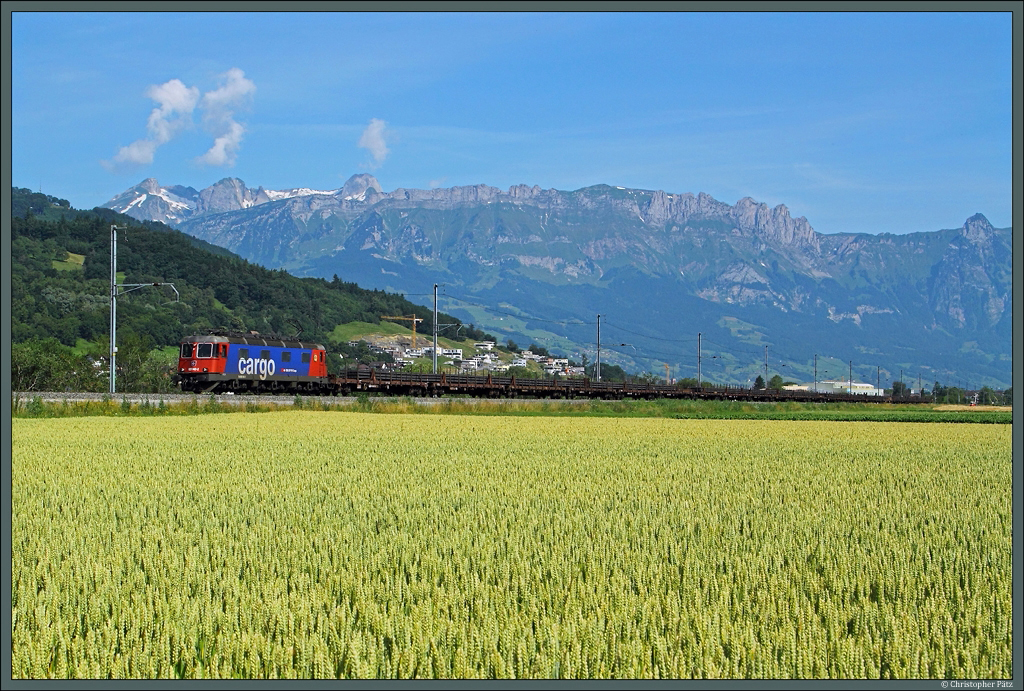 620 042-2 der SBB Cargo mit einem Gterzug bei Sevelen. Im Hintergrund erhebt sich der Alpstein. (09.07.2013)