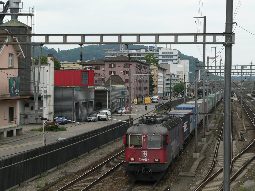 620 055-4 zieht einen Gterzug durch Pratteln. 3.8.2011