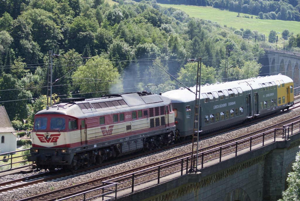 622 01 der Eisenbahnen und Verkehrsbetriebe Elbe Weser (EVB) (232 103-2) als SdZ 31761 von Paderborn Nord nach Lbeck Hbf in Altenbeken am Bekeviadukt am 05.07.09