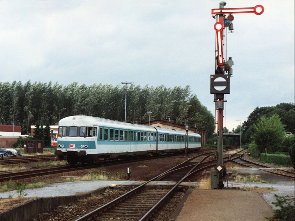 624 504-7/924 501-0/624 501-3 mit E 7314 Wilhelmshaven-Osnabrck auf Bahnhof Quakenbrck am 29-8-1994. Bild und scan: Date Jan de Vries.