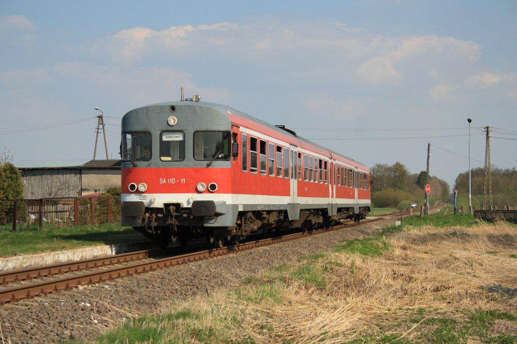 624 605 (SA 110-11) von Sławno nach Darłowo verlsst den Haltepunkt Sińczyca.
Sińczyca, 27.04.2011