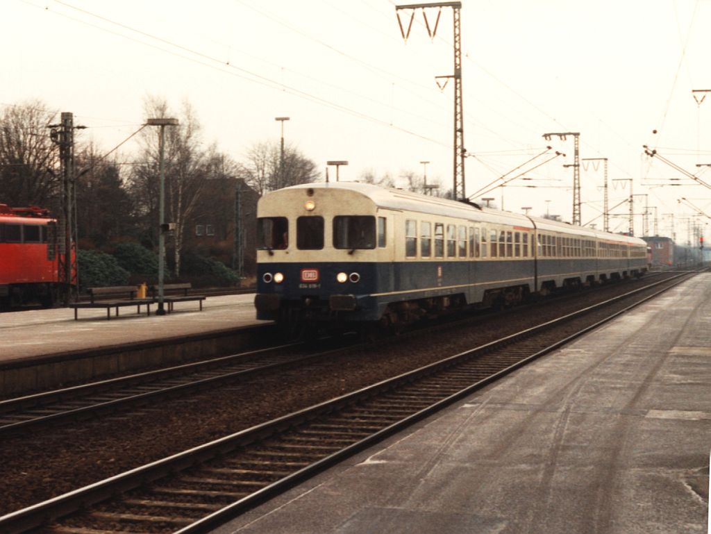 624 619-3 mit einem RegionalBahn Groningen-Leer auf Bahnhof Leer am 7-1-1994. Bild und scan: Date Jan de Vries.