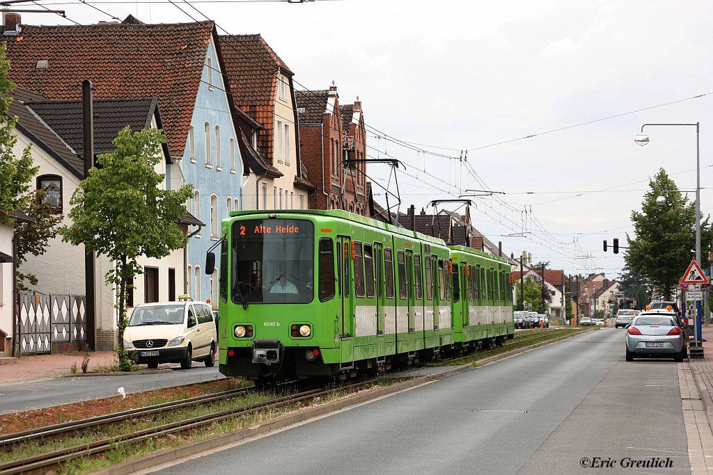 6240 am 25.06.2011 mit der  2  auf dem Weg von Rethen nach Alte Heide bei Laatzen Krankenhaus. Dieser Streckenabschnitt ist aufgrund von Platzmangel in sich verschlungen, nur an den Stationen bestehen Kreuzungsm�glichkeiten.