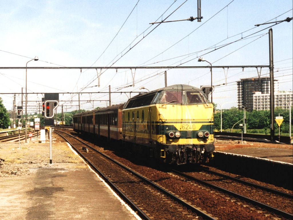 6240 mit eine Leerreisezug auf Bahnhof Antwer[en-Oost am 21-5-2001. Bild und scan: Date Jan de Vries.