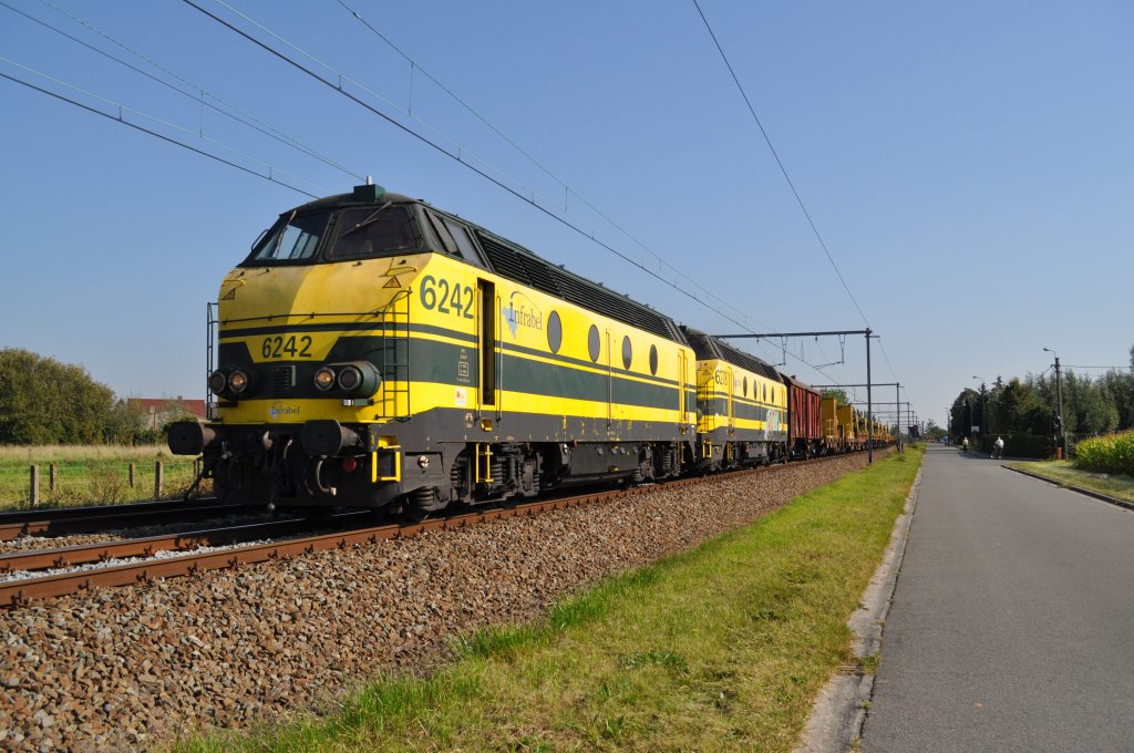 6242 und 6278 sind mit einem Langschienentransport zwischen Lede und Serskamp unterwegs. Aufgenommen am 03.10.2011