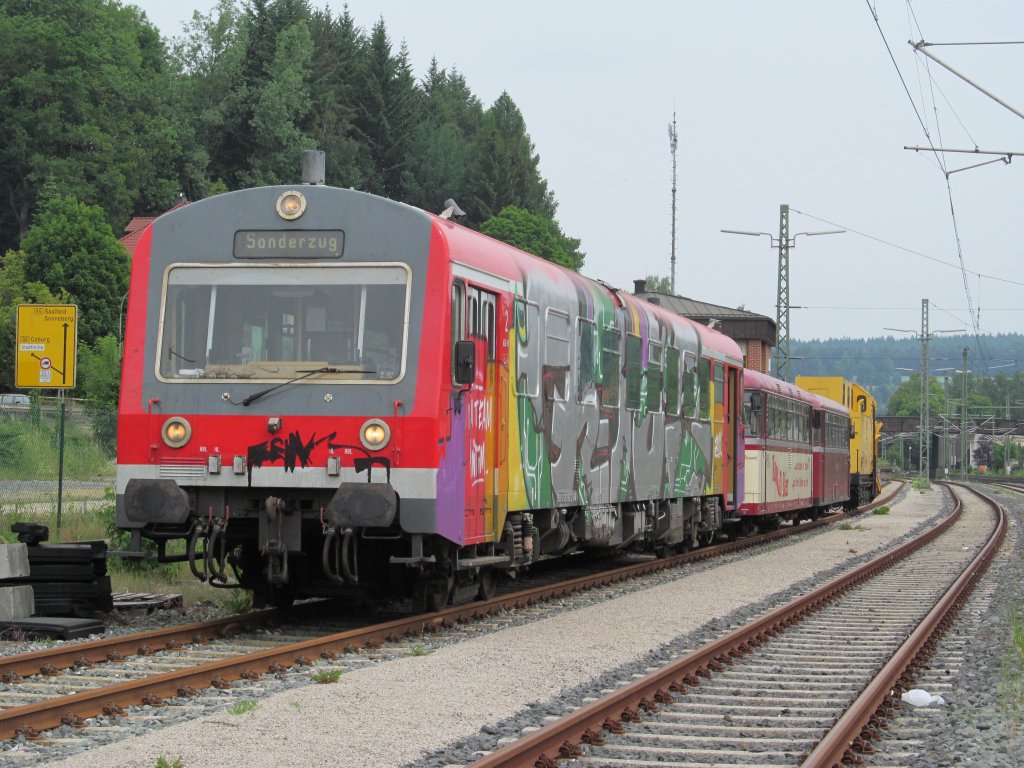 626 982-2 steht am 31. Mai 2012 mit VT 51 (796 757) und VS 34 (998 908) der HWB auf Gleis 6 in Kronach.