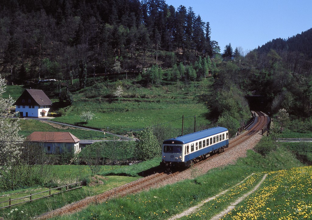 627 007 ist bei Schenkenzell als E3975 in Richtung Hausach unterwegs, 03.05.1990.